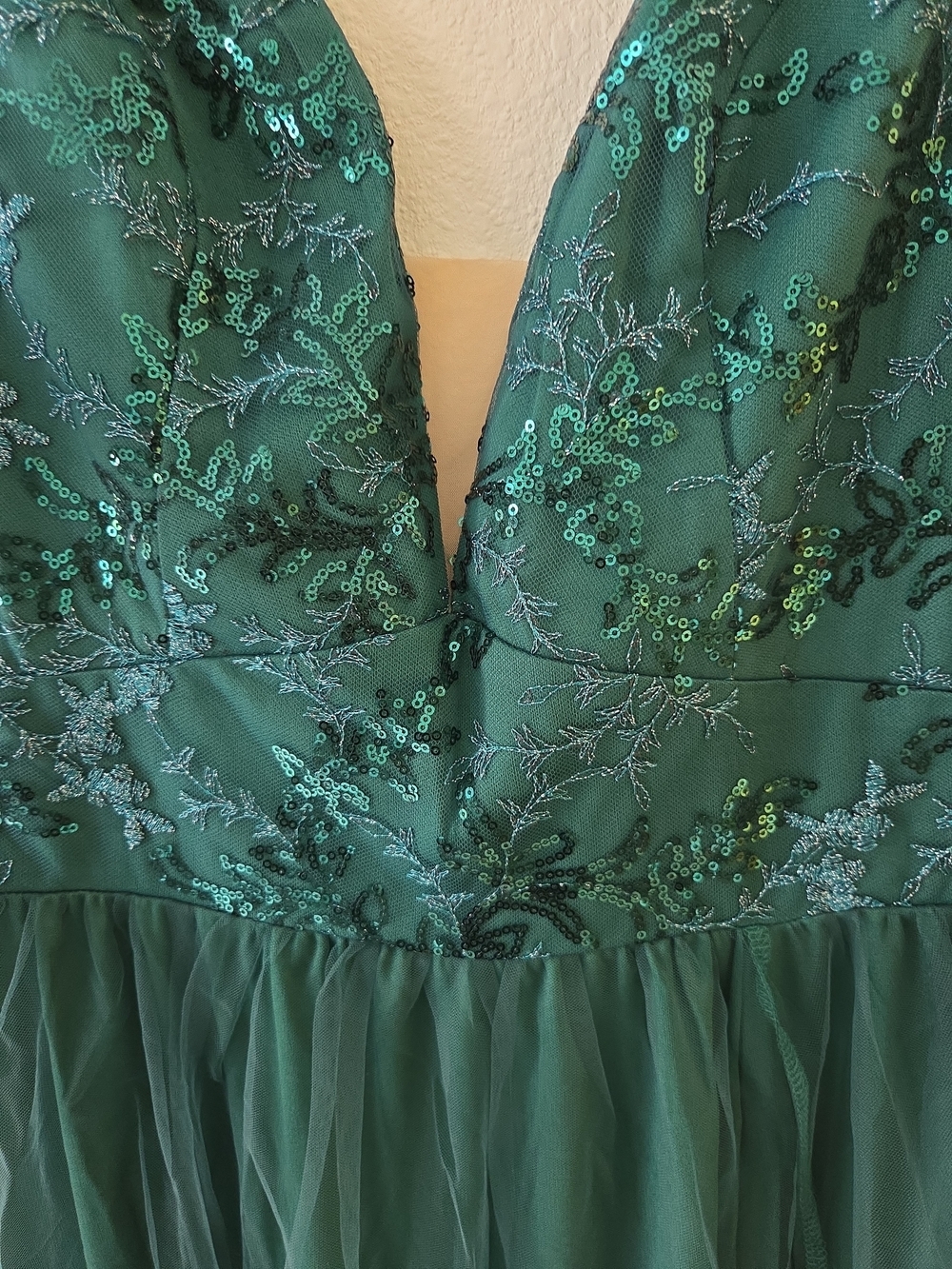Emerald Green V-Neck Lace & Tulle Evening Dress - Picture 6 of 8
